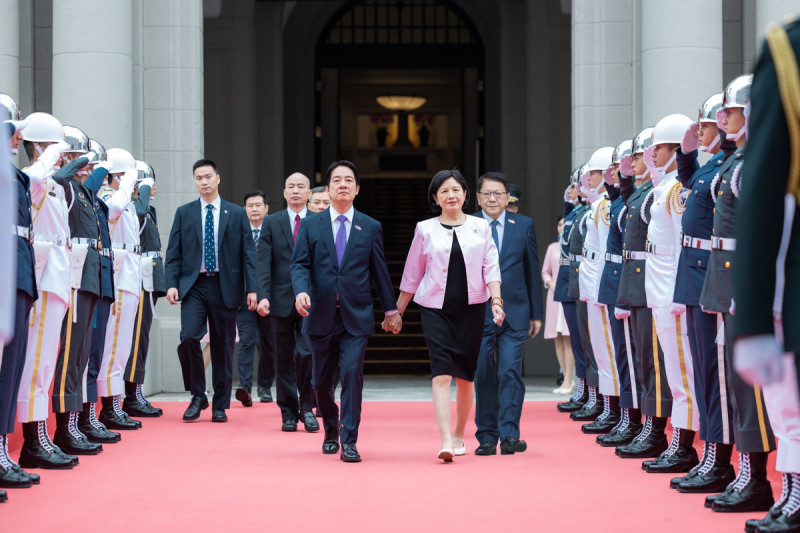 總統賴清德與妻子吳玫如牽手現身國慶大典。   圖：總統府提供