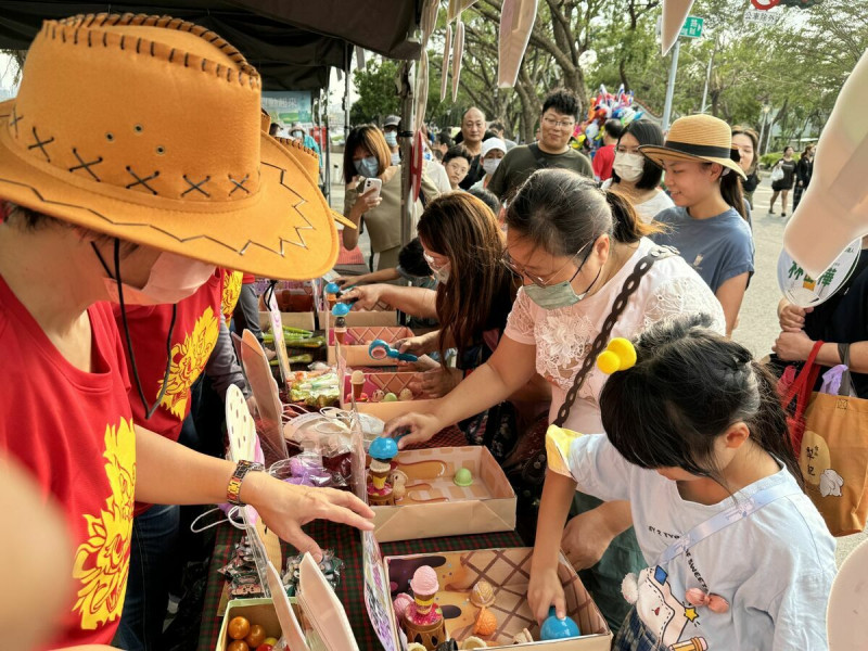 大小朋友一起挑戰「疊疊樂」遊戲。   圖：高雄市左營戶政事務所提供