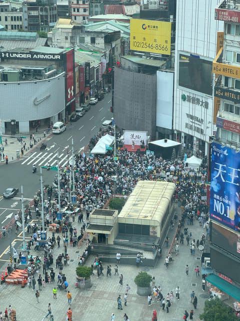 民眾黨在捷運西門站6號出口外舉行戶外開講，訴求司法不公、反對廢死。   圖：翻攝四叉貓臉書