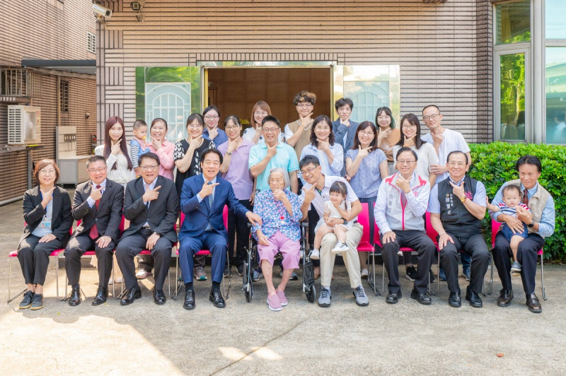 總統賴清德今（11）天上午前往桃園市八德區探望百歲人瑞葉徐秀英。   圖：翻攝自衛福部臉書