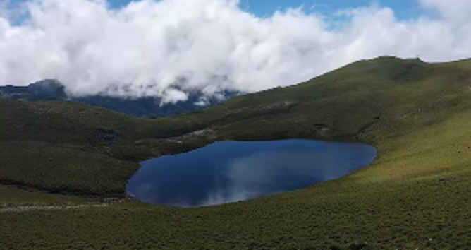 颱風山陀兒過後，嘉明湖呈滿水狀，預估可撐到年底。   圖：翻攝自趙聰華臉書