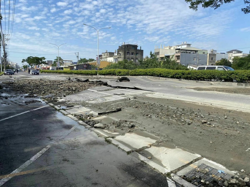 彰化縣花壇鄉11日下午傳出不明原因路面爆裂凸起，整條柏油路破碎，路面還出現波浪起伏狀況。   圖：翻攝「臉書」謝誕生