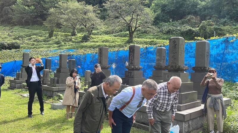 后里「樹生酒莊」創辦人洪吉倍與高雄餐旅大學老師陳千浩，本月10日遠赴日本新潟縣「岩の原葡萄園」，向葡萄酒之父川上善兵衛的墳前敬酒，追溯台灣葡萄酒的源頭。   圖：高餐大／提供