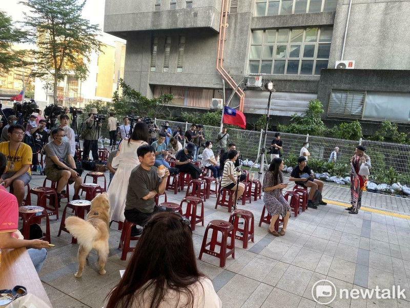 基隆市長謝國樑罷免案稍早投票結束，已開始進行開票，民團「山海公民拆樑行動」晚間於光一路橋下舉行開票活動。   圖：周煊惠 / 攝