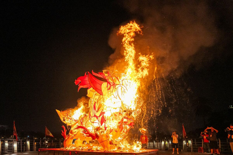 「火獅燒化」將眾願上達天聽，2024高雄左營萬年季圓滿落幕。   圖：高雄市民政局提供