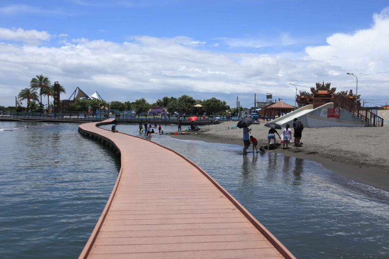 彌陀海岸光廊是近期受歡迎的北高海線景點。   圖：高雄市觀光局提供