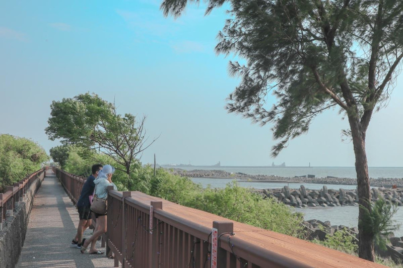 「永安烏林投玄德宮」周邊觀海步道。   圖：高雄市觀光局提供