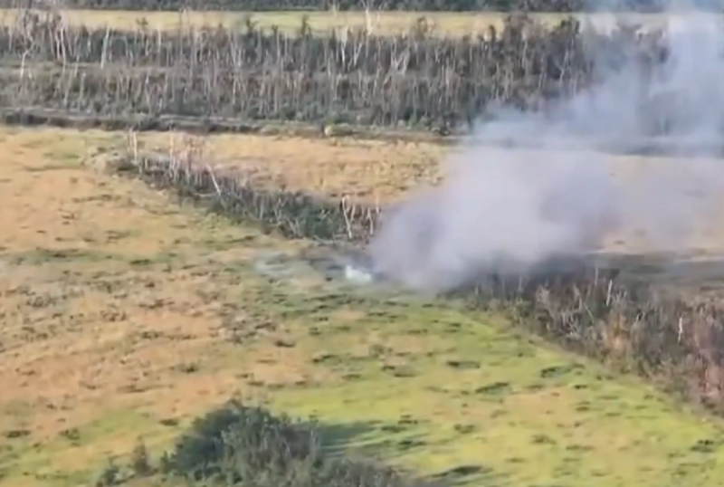 烏克蘭第 110 國土旅的 FPV 無人機操作員，在戰場某處破壞俄軍 BTR-82 戰車。   圖：翻攝自 NOELREPORTS X 帳號