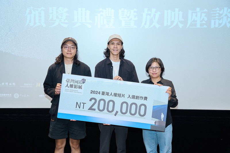 黃惠偵導演(右)頒贈入選創作費20萬予《曾經有條中正路......》導演葉澈(左)及黃俊為(中)。.   圖：國家人權博物館／提供