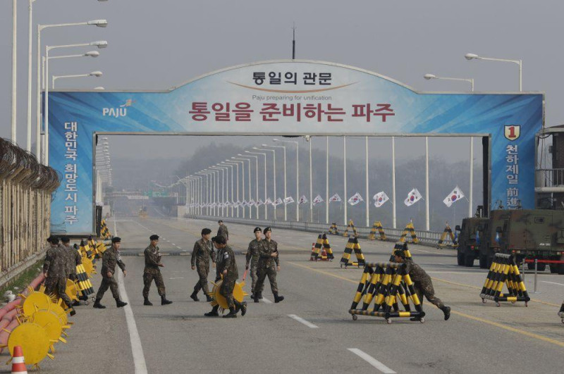 北韓於當地時間 15 日中午 12 時左右，在南北韓軍事分界線以北炸毀連接南北韓的京義線、東海線部分區間通路。   圖：翻攝自 NEXTA X 帳號