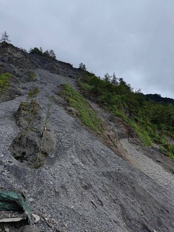 屯原登山口約1公里路段地質破碎，多次災害致崩塌更為嚴重，確定無法修復，決定採雲天宮入口路線取代。   圖：林業署南投分署／提供