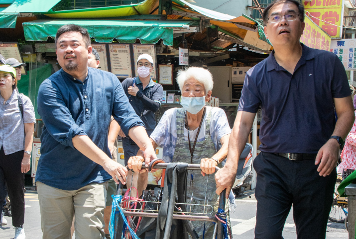  民進黨立委洪申翰7月中帶環境部長彭啟明到萬華體驗拾荒的勞動過程。 圖：洪申翰辦公室提供 