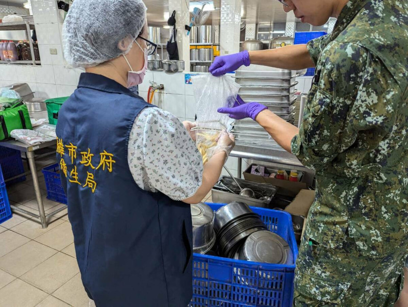 高市衛生局派員現場採回食餘檢體。   圖：高雄市衛生局提供