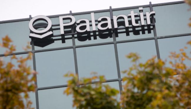 美國公司 Palantir 所提供的 AI 軟體，該公司被認為是 21 世紀的 AI 軍火商。   圖:翻攝自百度