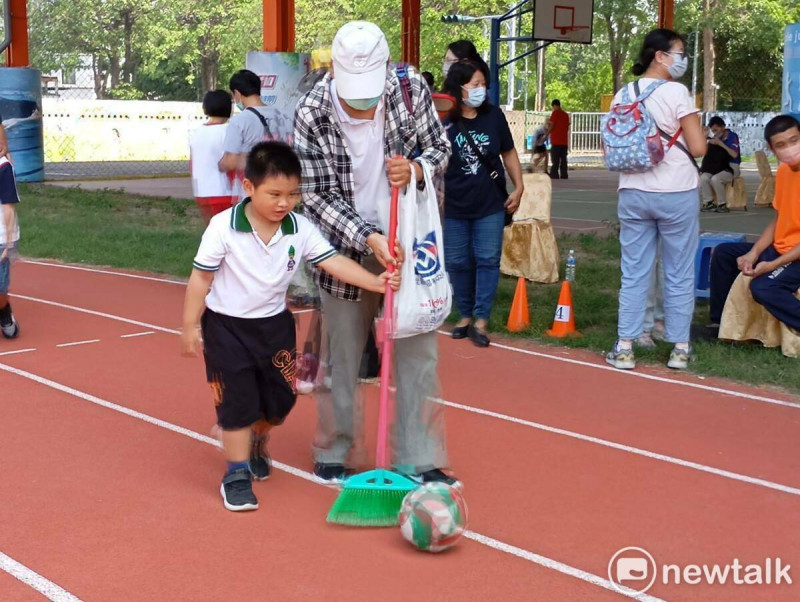 為鼓勵身心障礙國民及弱勢家庭步出戶外參加親子休閒活動，臺南市體育總會身心障礙運動委員會特別邀請基督教虹橋傳道會贊助舉辦「113年臺南市虹橋盃身心障礙者暨弱勢家庭親子趣味競賽」，期望藉由戶外趣味遊戲競賽，增進身心障礙者或弱勢家庭成員與家人間的溝通與互動，並強化對本身的自信心。   圖：黃博郎／攝