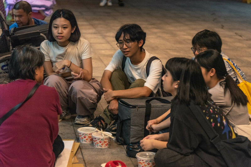 天河基金會自2019年開辦「青力親為．千萬祝福」服務學習獎勵計畫，補助背負學貸仍不忘實踐公益的大學生及社會新鮮人。   圖：天河基金會提供