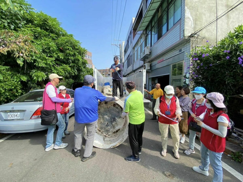 苗栗縣竹南鎮驚現首起登革熱本土案例，縣府防疫團隊針對個案居住地展開清消。   圖：擷取自竹南鎮公所臉書