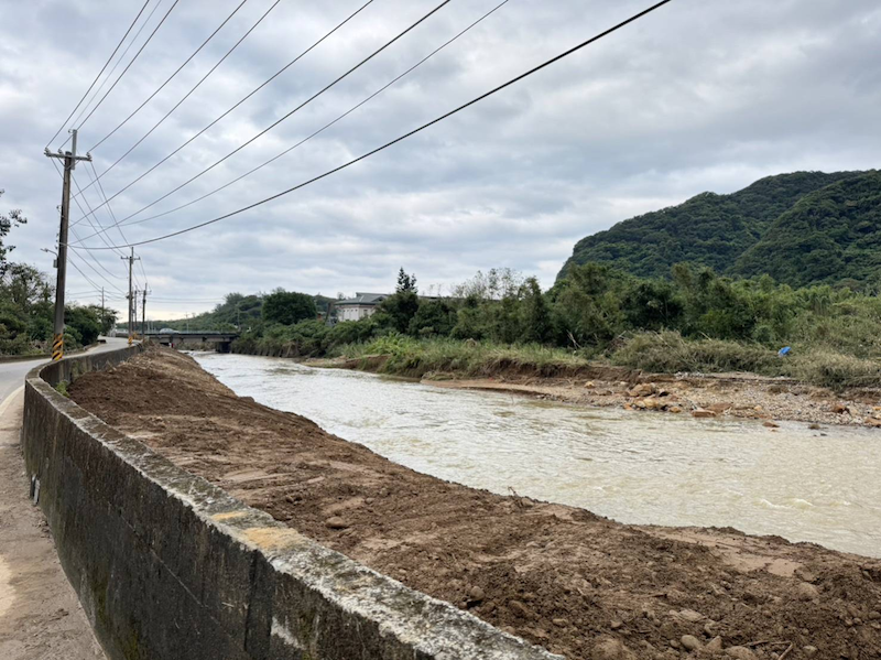 員潭溪台2線44號橋前河道清淤完成恢復排水通暢。   圖：新北市水利局/提供