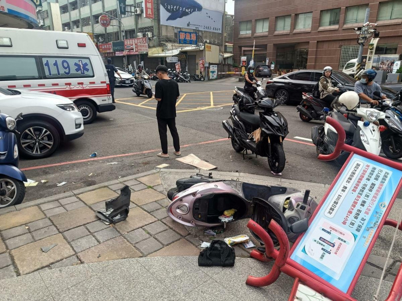 肇事機車零件飛噴一地。圖：民眾提供