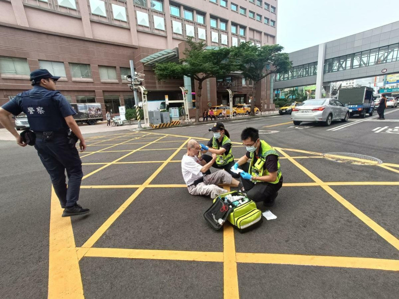 大里仁愛醫院門口發生車禍，傷者鮮血直流癱坐地上，急診室人員不願處理，等了十多分鐘才有消防救護員來為他包紥。圖：民眾提供