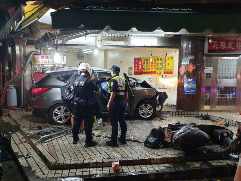 台北內湖15歲少年駕駛祖父車輛失控，撞臭豆腐攤導致3人死亡，2人受傷。   圖：翻攝自「記者爆料網」