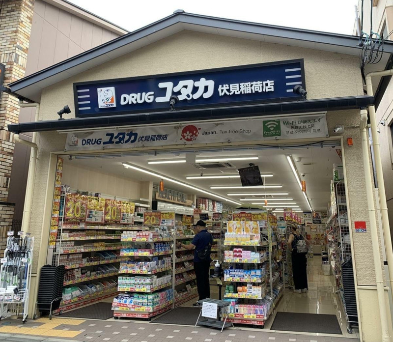 遊客赴日熱愛至藥妝店比價掃購。   圖：蕭玉真／攝