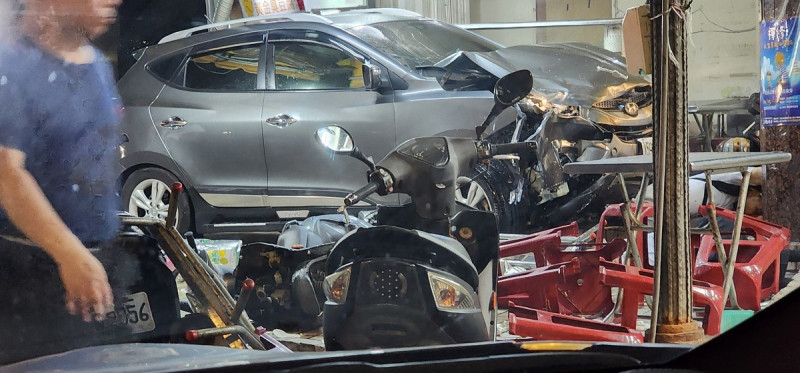 台北市內湖區17日晚間發生一起嚴重車禍，肇事駕駛為15歲無照少年，偷開祖父車去找朋友，行經內湖區失控衝進一家小吃攤，造成3死2傷，引起各界撻伐，外界也質疑，目前對無照駕車罰則過輕。   圖：翻攝自我是東湖人臉書