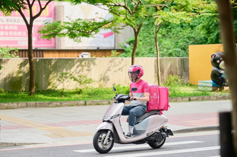 9日交通部預告修法訂定機車外送費率公式，消費者關注外送平台是否漲價？foodpanda今給答案了。（圖為外送示意）   圖：foodpanda／提供