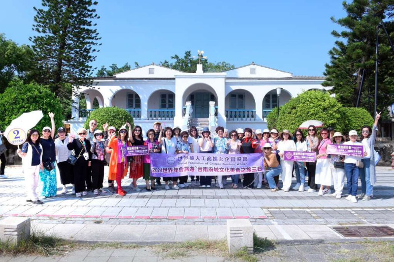 台南市政府積極推動國際觀光，全球傑出華商婦女團體─世界華人工商婦女企管協會（簡稱世華組織）於台南辦理三天兩夜的世界年會旅遊，共計來自全球五大洲的200位會員暢遊四草綠隧、安平樹屋、奇美博物館、十鼓文創園區、南埕衖事等特色景點，欣賞來自岸內、白河、歸南、六甲、林鳳國小組成的精采表演體驗藝陣文化，並品嘗度小月、阿勇師澎派辦桌宴席等知名美食，也到林百貨、萬國觀光工廠、安平航海城盡情採購伴手禮，住宿台南最高、盡收府城美景的遠東香格里拉台南飯店體驗台南優質旅宿，大讚台南美景美食令人回味無窮，留下滿滿美好回憶。   圖：台南市政府提供