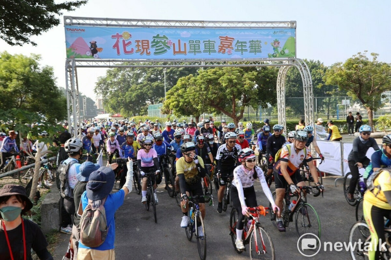 「2024花現參山單車嘉年華」今日一大早由單車網紅Linda和舒舒領騎，在彰化縣立景崧文化教育園區出發。   圖：唐復年/攝