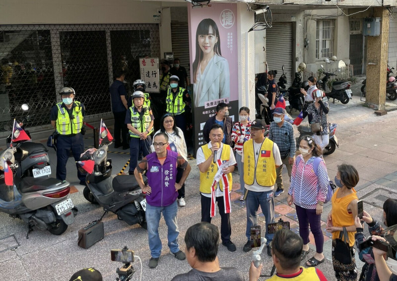 新黨青年軍光復小學堂高雄車隊遊行並前往黃捷服務處踢館。   圖：民間鬥士辦公室提供