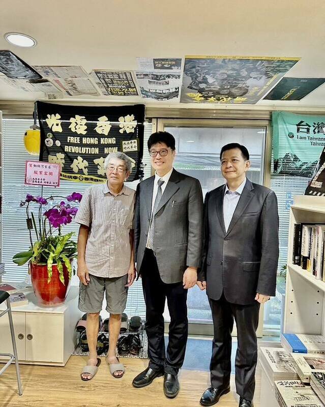 陸委會主委邱垂正近日造訪最近剛剛喬遷新址的「銅鑼灣書店」，   圖：翻攝陸委會臉書