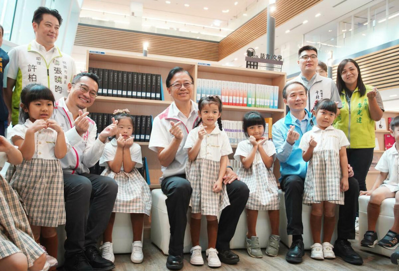 桃園市立圖書館總館設置「客家圖書專區」，幼兒園學童特地來此讀看客語書。   圖：林昀真／攝