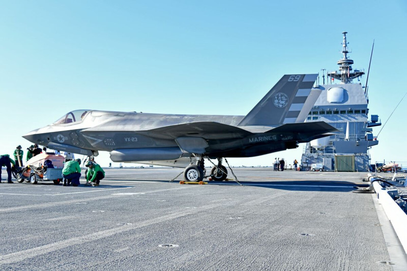 儘管 F-35 項目已經裝備了 1,000 架以上，但其面臨的成本上升和改進潛力耗盡等問題可能會影響其在高端戰爭中的表現。圖為美軍F-35B測試機10月20日下午15時成功垂直降落位於加州外海的日本出雲級護衛艦「加賀號(DDH-184)」。   圖：翻攝「X」@JMSDF_PAO