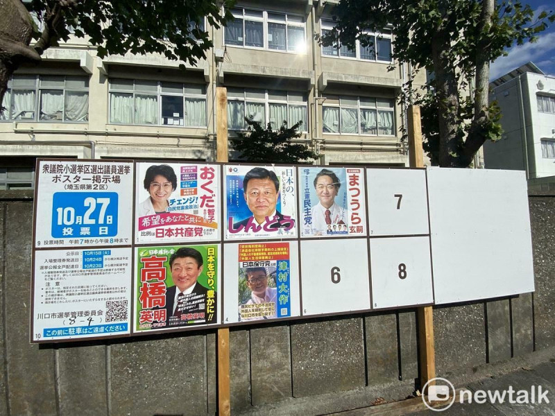 日本27日舉行眾議院選舉，因爲時間倉促，許多地區公告板或投票所都緊急設置。   圖：劉黎兒攝