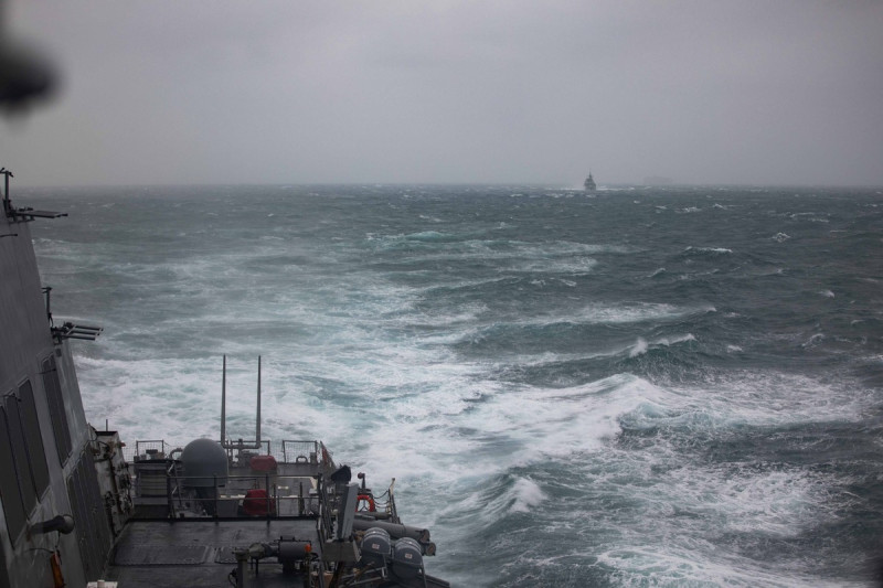 美國海軍伯克級飛彈驅逐艦「希金斯號」及加拿大海軍哈利法克斯級巡防艦「溫哥華號」例行性聯袂穿越台灣海峽。   圖：翻攝「U.S. 7th Fleet」FB