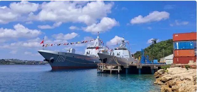 近期有消息稱，兩艘中國海軍船艦避開了西方軍事監控，成功抵達位於南太平洋的島國萬那杜。   圖：翻攝自 軍武次位面