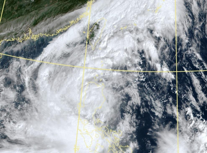 潭美颱風外圍環流與東北季風的共伴效應，將為東北部以及東部地區帶來豪雨。   圖：中央氣象署