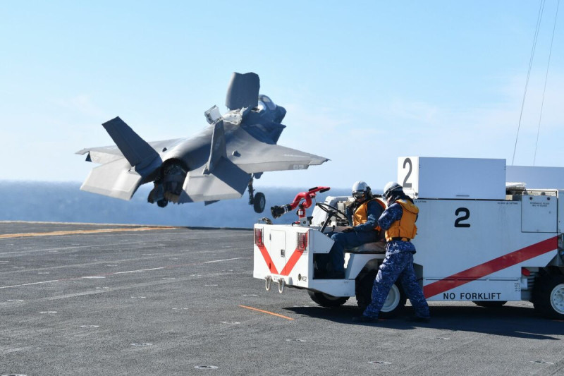 美軍F-35B測試機10月25日驗證在日本海上自衛隊出雲級護衛艦「加賀號(DDH-184)」短距起飛能力。   圖：翻攝「X」@JMSDF_PAO