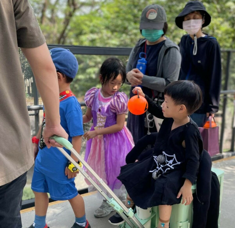 小朋友變裝漫步動物園空橋。   圖：高雄市觀光局提供（資料照）