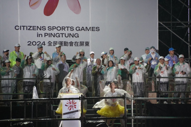 雨勢澆不熄與會選手、表演團隊及民眾熱情。   圖：屏東縣政府提供