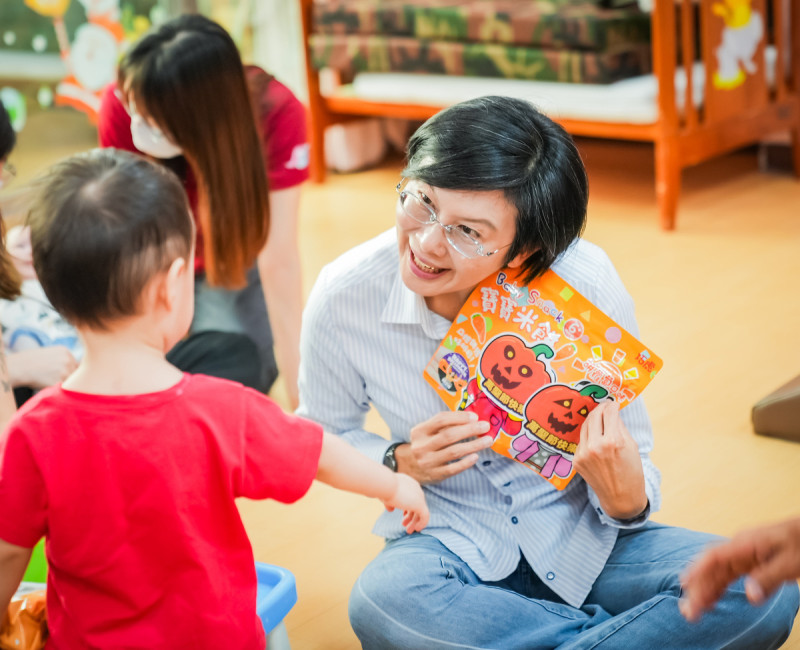 林岱樺(右)萬聖節前夕關懷失依嬰幼兒。   圖：林岱樺服務處提供