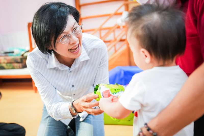 林岱樺(左)親手發送適合幼童食用的寶寶餅乾。   圖：林岱樺服務處提供