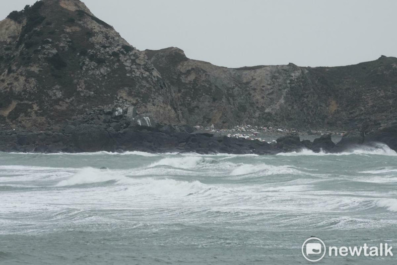 大浪一波一波湧進福正村澳口。   圖：張良ㄧ/攝