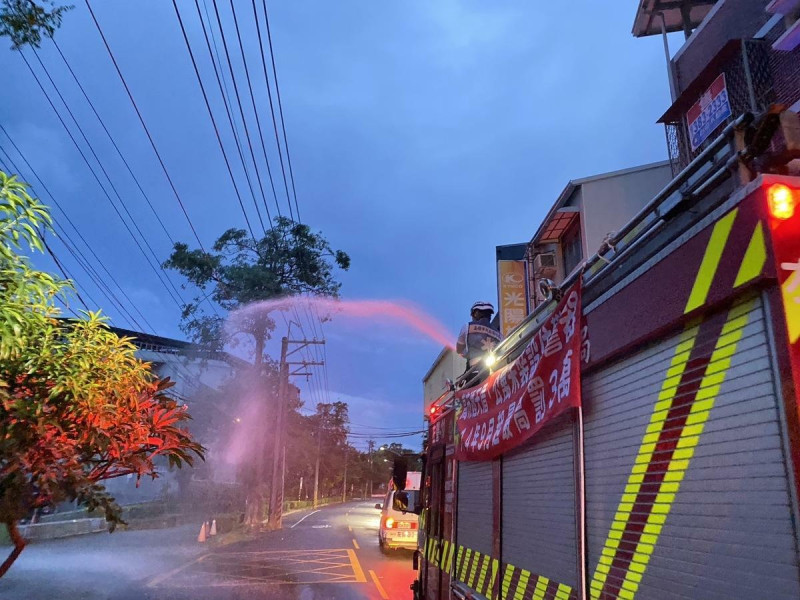 左營區海平路第四台用線起火，無人員傷亡。   圖：高雄市消防局提供