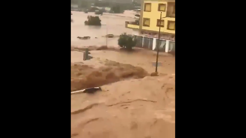 西班牙東部的瓦倫西亞省及周邊地區近日受到強烈暴雨襲擊，引發數十年來最嚴重的洪澇災害。   圖:翻攝自影片