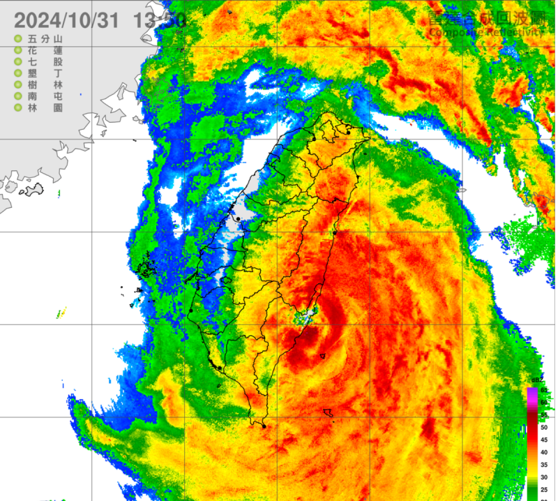 今(31)日下午13時40分從雷達迴波圖上可以看到，颱風中心已完全登陸台東成功。   圖：翻攝自中央氣象署官網