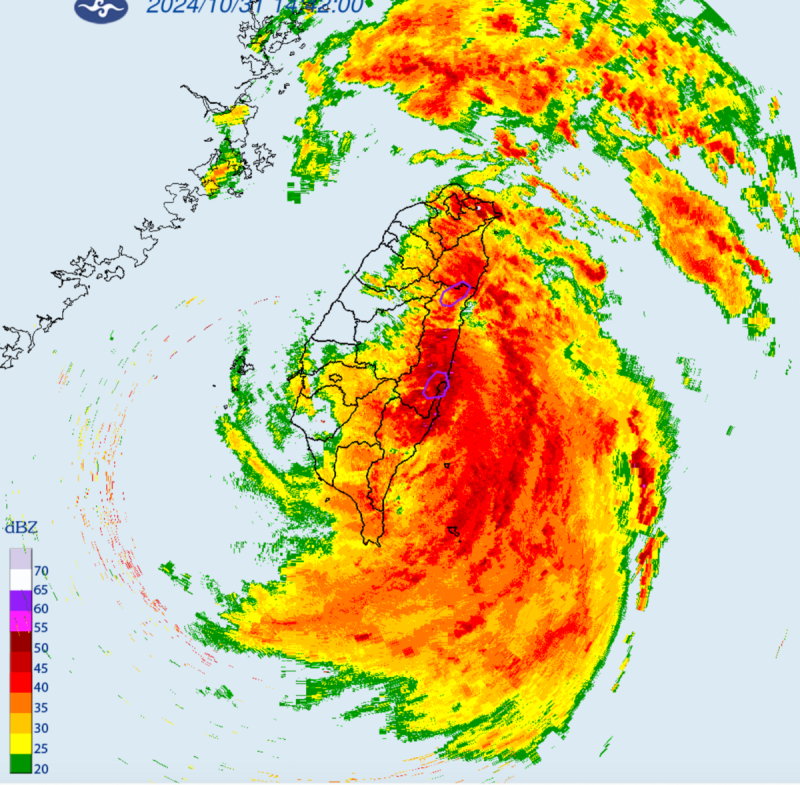 颱風中心在台東的北北東方約 40 公里之處，目前全台強風豪雨正增強的當中，中央氣象署更指出，登陸時台東測站吹起14級強風。   圖：翻攝自中央氣象署官網