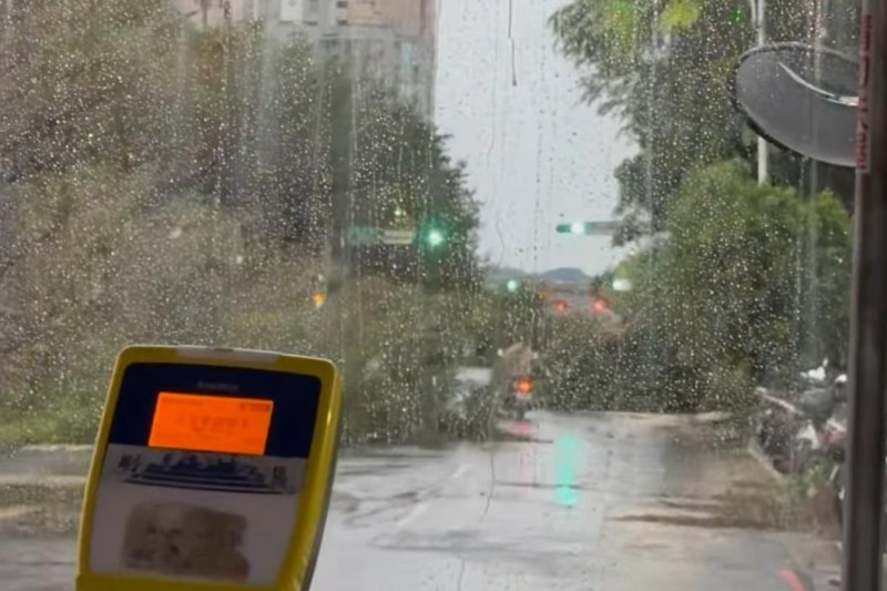  康芮颱風侵襲後的台北市早上道路，宛如一場超級障礙賽，公車行駛陷入困境。 圖:翻攝自臉書 