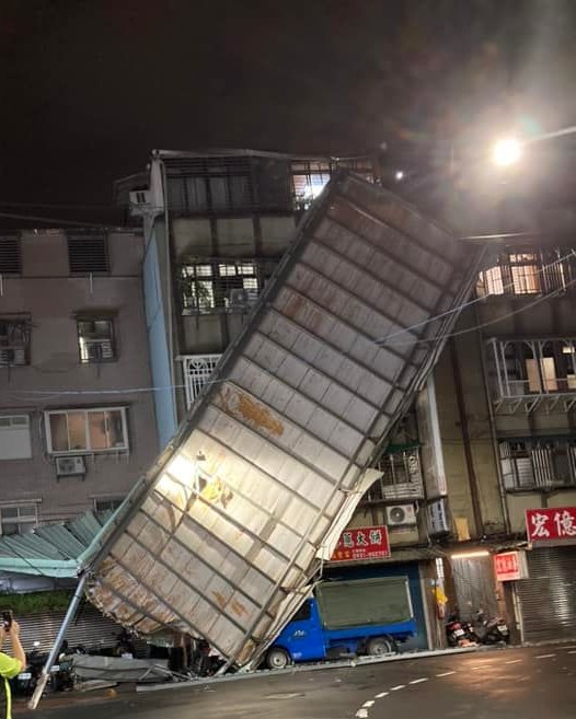 康芮風勢強勁，登陸台灣當天全國陸續傳出災情，此為民眾於社群媒體分享，新北市新莊仁愛街災情。   圖：翻攝自《爆料公社》臉書專頁